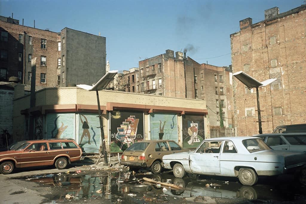 Parking de la rue East Houston, 1985. Tiré de la série Loisaida Street Work-1984 to 1990. Photographies du Lower East Side de New York.