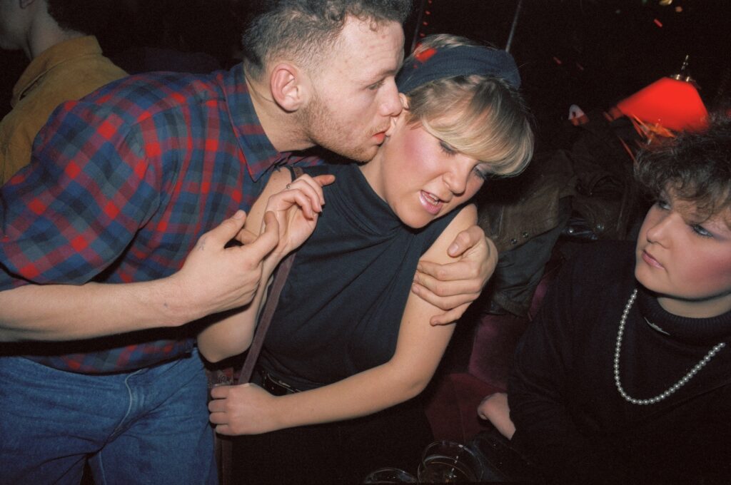 Series Looking for love, Vernon and Walassey sisters, 1984 © Tom Wood courtesy galerie Sit Down