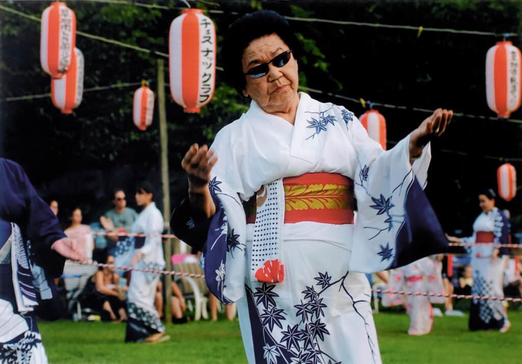 Un participant au festival annuel Obon du temple bouddhiste de Seabrook. Seabrook Farms, une grande entreprise commerciale d'agriculture et de conserverie du centre du New Jersey, a recruté 2 500 Américains d'origine japonaise dans les camps d'internement à la fin de la Seconde Guerre mondiale. 2 500 Américains d'origine japonaise dans les camps d'internement à la fin de la Seconde Guerre mondiale. La plupart d'entre eux ont ensuite déménagé à New York, Chicago ou sur la côte ouest, mais une petite communauté subsiste dans le New Jersey. Seabrook, New Jersey, 2007 © 2024 by the Estate of Corky Lee