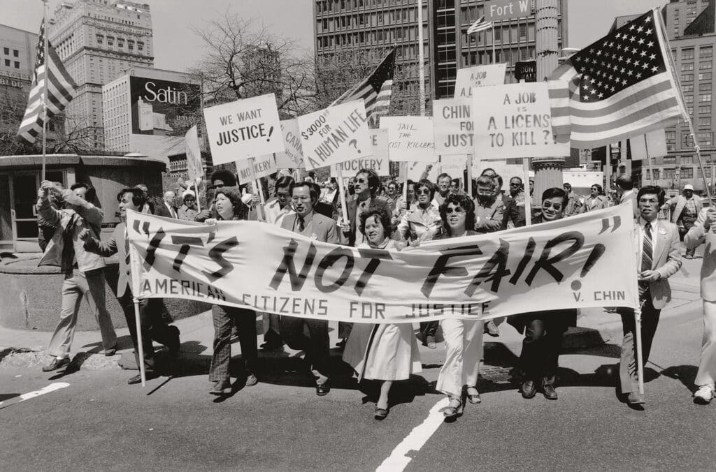 Les Citoyens américains pour la justice ont manifesté en masse lorsque le tribunal a condamné les assassins de Vincent Chin, qui avaient plaidé coupable d'homicide involontaire, à une mise à l'épreuve et à une amende. Détroit, 1983 © 2024 par la succession de Corky Lee