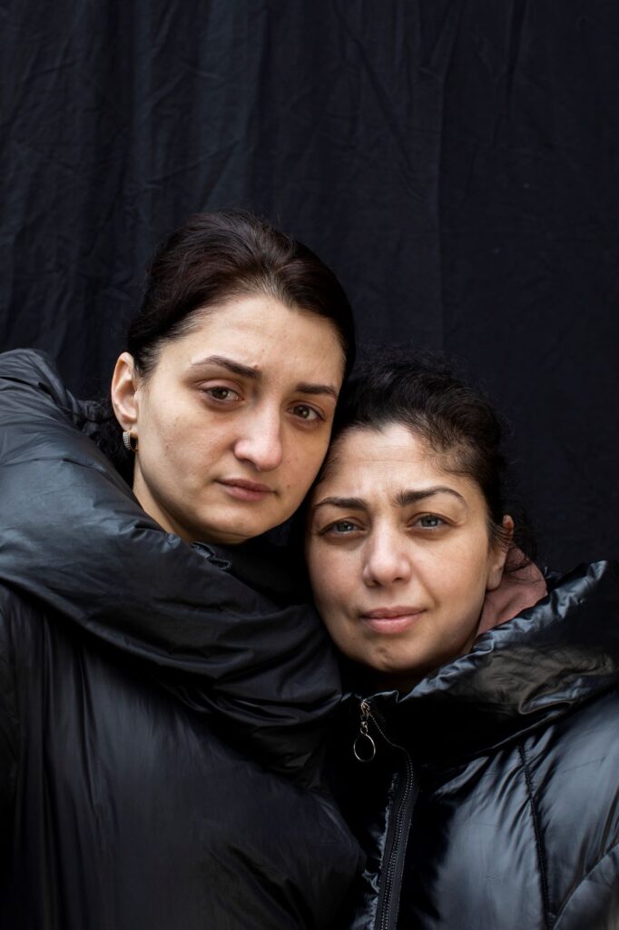 Sisters Lyudmyla and Nelya Tkachenko, Poland, March 2022. © Anastasia Taylor-Lind / Imperial War