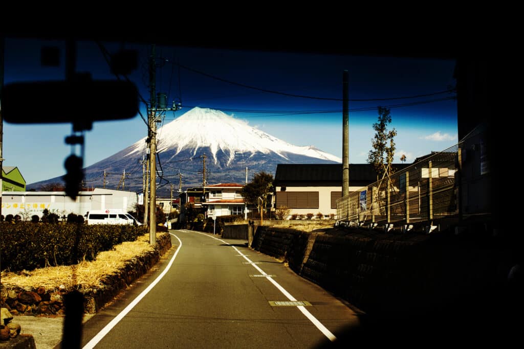 Julie Glassberg, Le mont Fuji depuis le camion de M. Yamamoto, livreur de bois résidant à Shizuoka, préfecture d’Aichi, sur l’île de Honshū. © Julie Glassberg