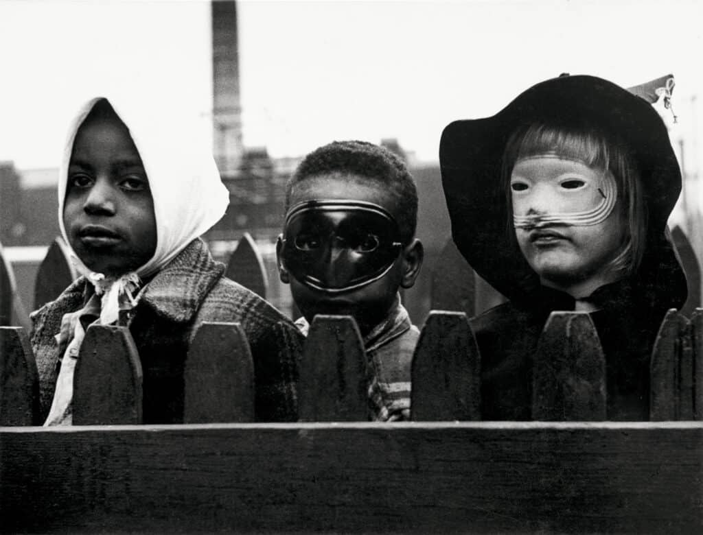 Yasuhiro Ishimoto, Chicago, Halloween, 1948-1952 © Kochi Prefecture, Ishimoto Yasuhiro Photo Center