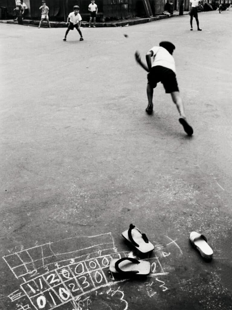 Yasuhiro Ishimoto, Tokyo, Little Ones, 1953-1957 © Kochi Prefecture, Ishimoto Yasuhiro Photo Center