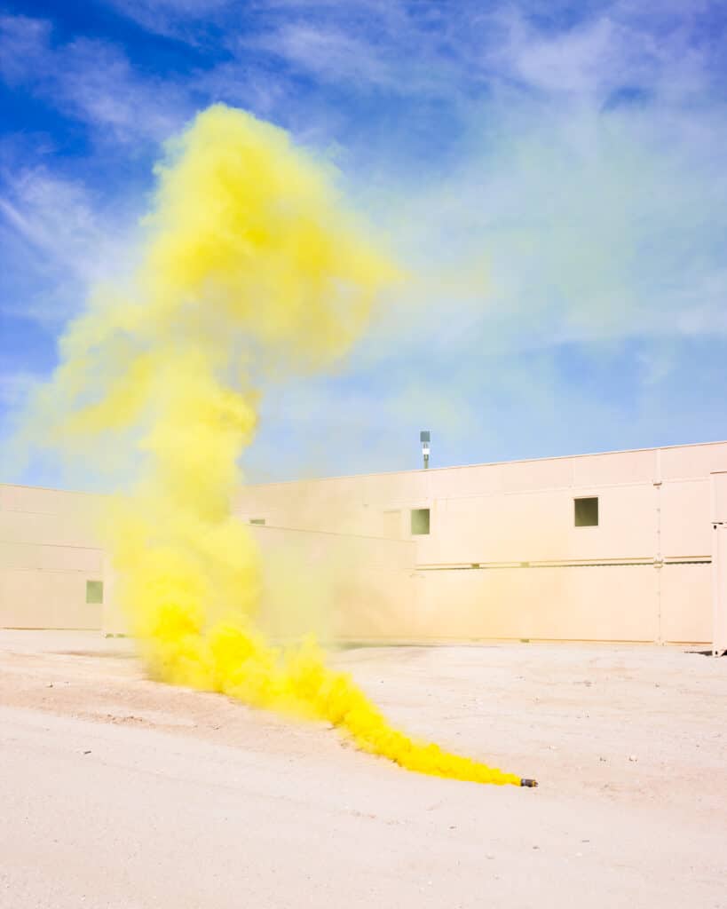 Debi Cornwall, Fumigène. Centre de combat terrestre et aérien des Marine Corps. Twentynine Palms, Californie, série Fictions nécessaires, 2018. Avec l’aimable autorisation de l’artiste.