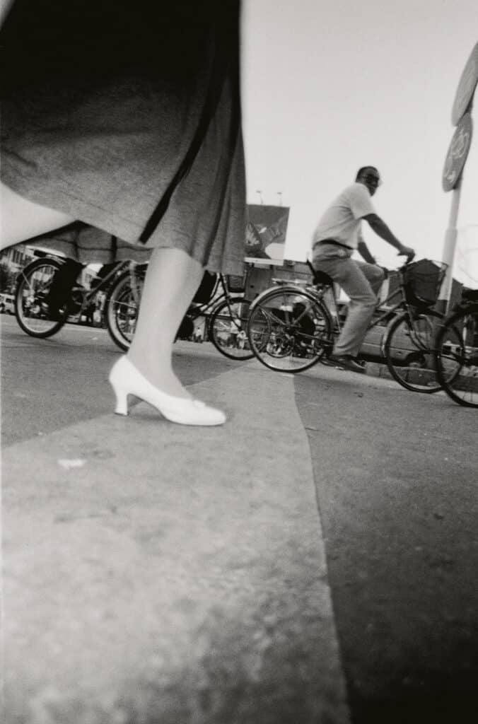 MoYi (英救). From the series Dancing Streets, 1998. Courtesy of the artist / UCCA Center for Contemporary Art.