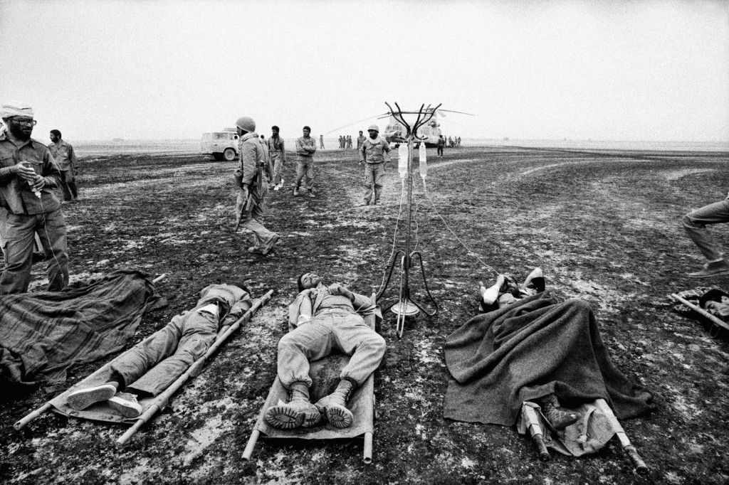 Wounded Iranian soldiers are waiting to be evacuated to a hospital in Shalamcheh, 1982 © Manoocher Deghati