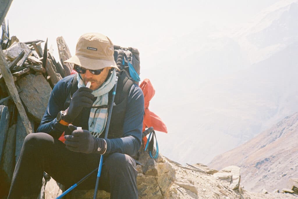 Samuel Urtado récupère à 5600m d’altitude. © Clément Cangiano