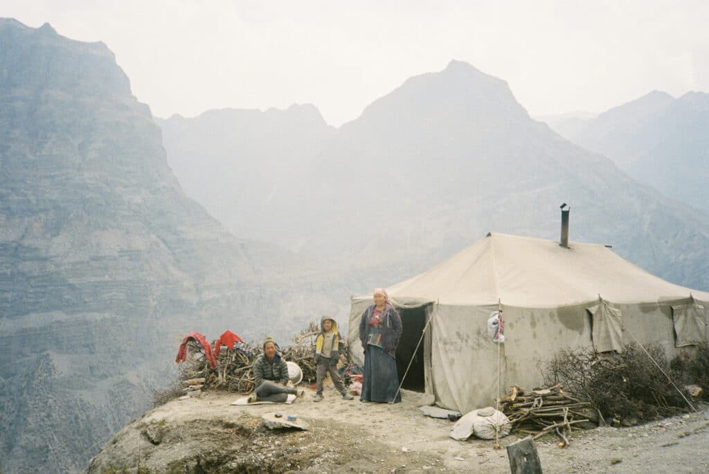 À la recherche de l'hospitalité dans les dernières lueurs auprès d’une famille de nomades dans le bas Dolpo. © Clément Cangiano