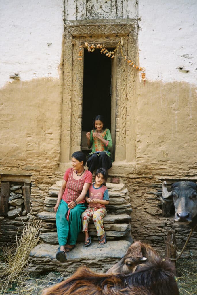 Une famille devant leur maison. © Clément Cangiano