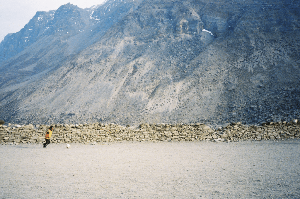 Une partie de football sur le terrain le plus haut de monde, à Chakra Bott (4300m d’altitude) © Clément Cangiano