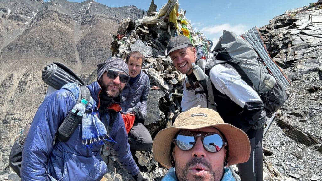 Photo de groupe au sommet du plus au col du parcours, à près de 5800m d’altitude.