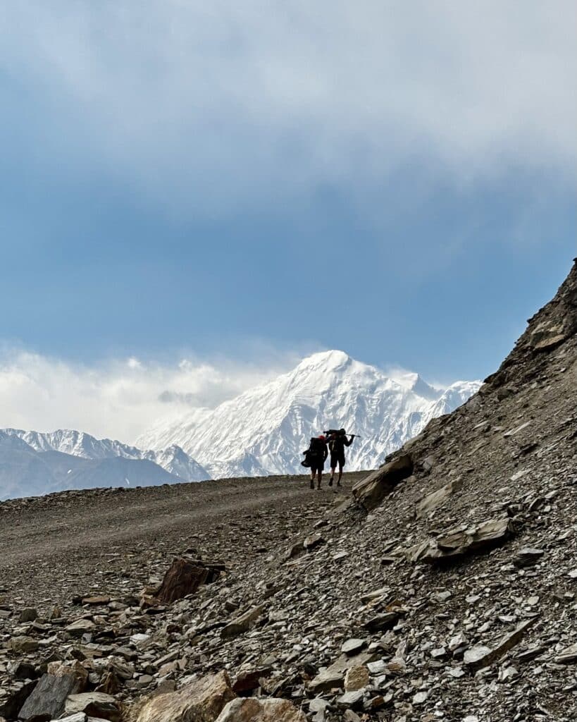 Bertrand Courtot et Clément Cangiano devant les majestueuses Annapurnas. © Samuel Urtado