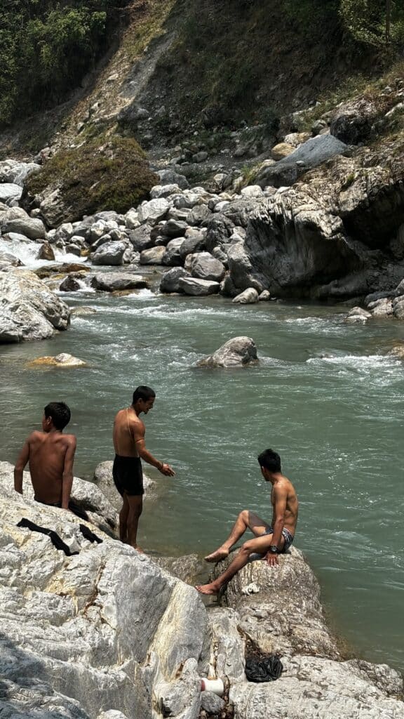 De rares népalais à l’aise dans l’eau, au pied du massif du Saipal. © Clément Cangiano