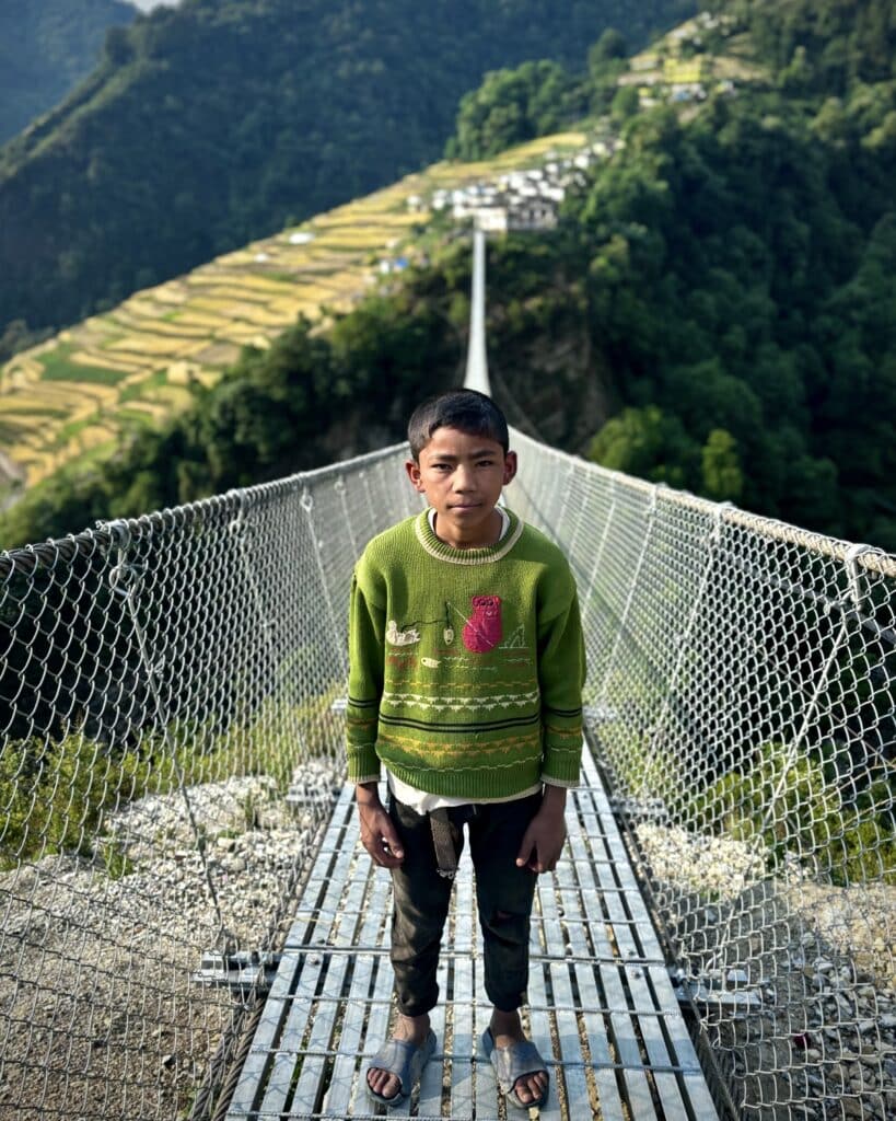 Niraj, au fin fond du Majhpali, fier devant le deuxième pont le plus long du Népal (270m de long, 200m de haut). C’est un village retiré à plus de 2 jour de mule de toute civilisation. © Samuel Urtado