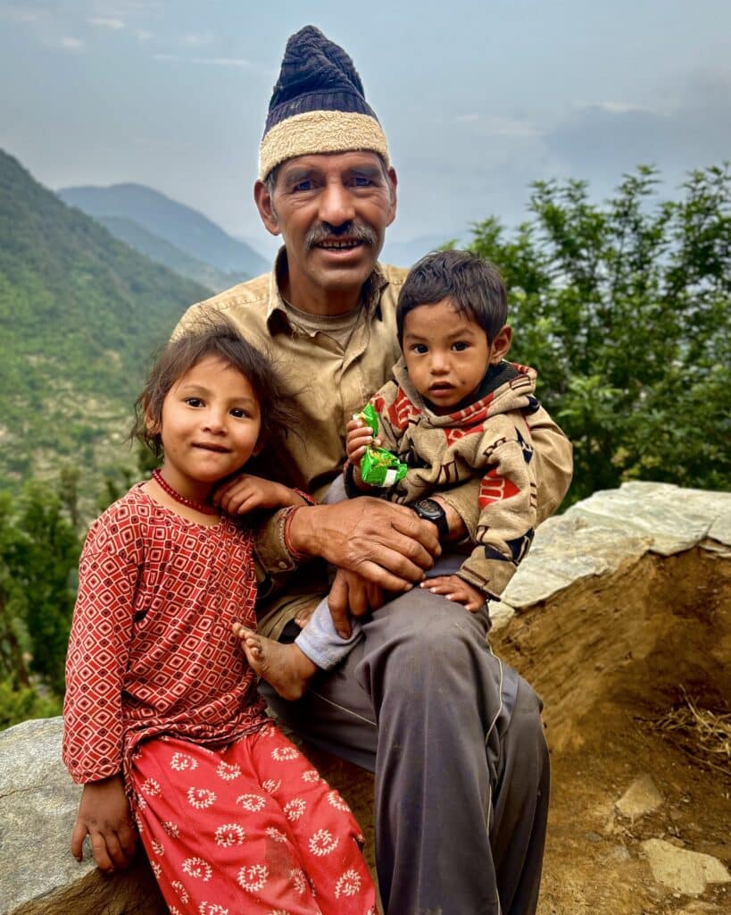 Un grand père et ses petits enfants qui nous hébergent au coin du feu à ses côtés un soir de grosse pluie. © Samuel Urtado