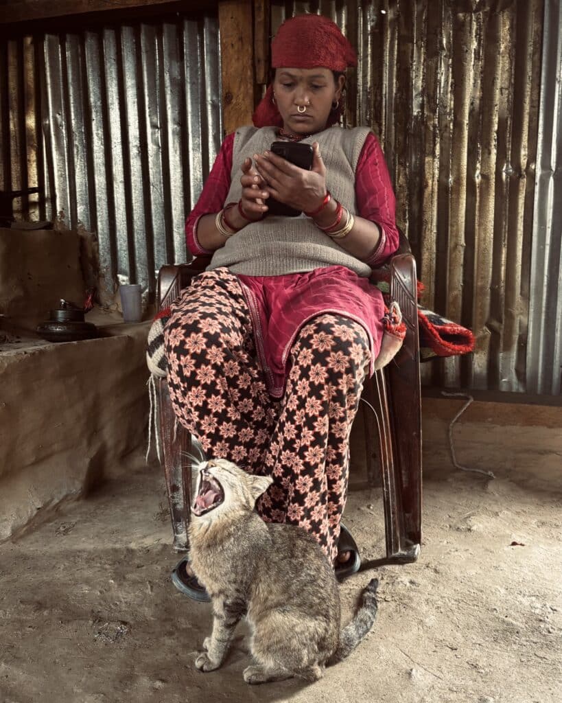 Une gardienne de refuge et son chat. © Bertrand Courtot