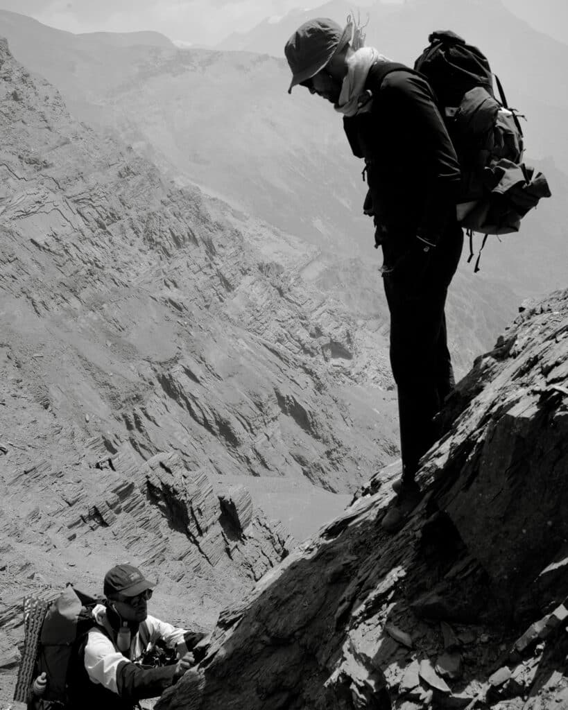 Samuel Urtado attendant Clément Cangiano lors de l’ascension d’un des cols à 5500m. © Nikolas Pavlakis