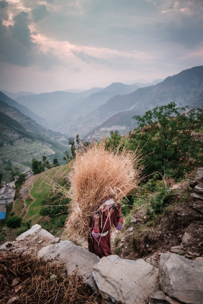 Une femme transportant du blé sur son dos. © Bertrand Courtot