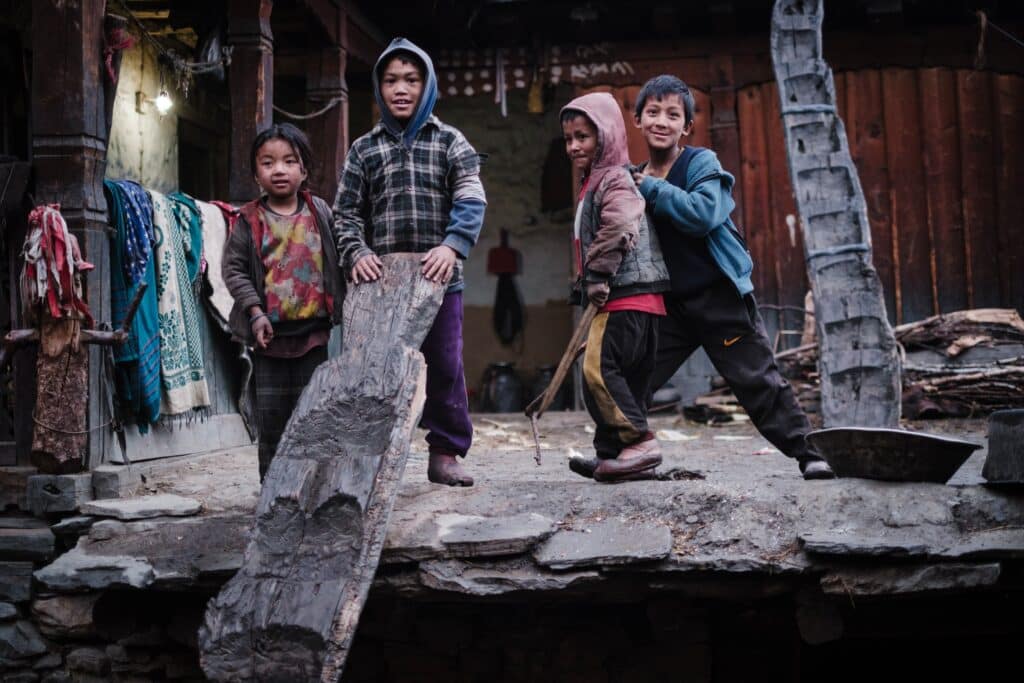 Des enfants dans le village de Bantadi. © Bertrand Courtot