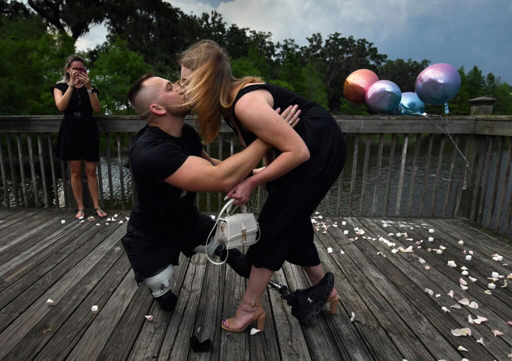 A Ukrainian soldier returns injured from the war and proposes to his girlfriend © Carol Guzy