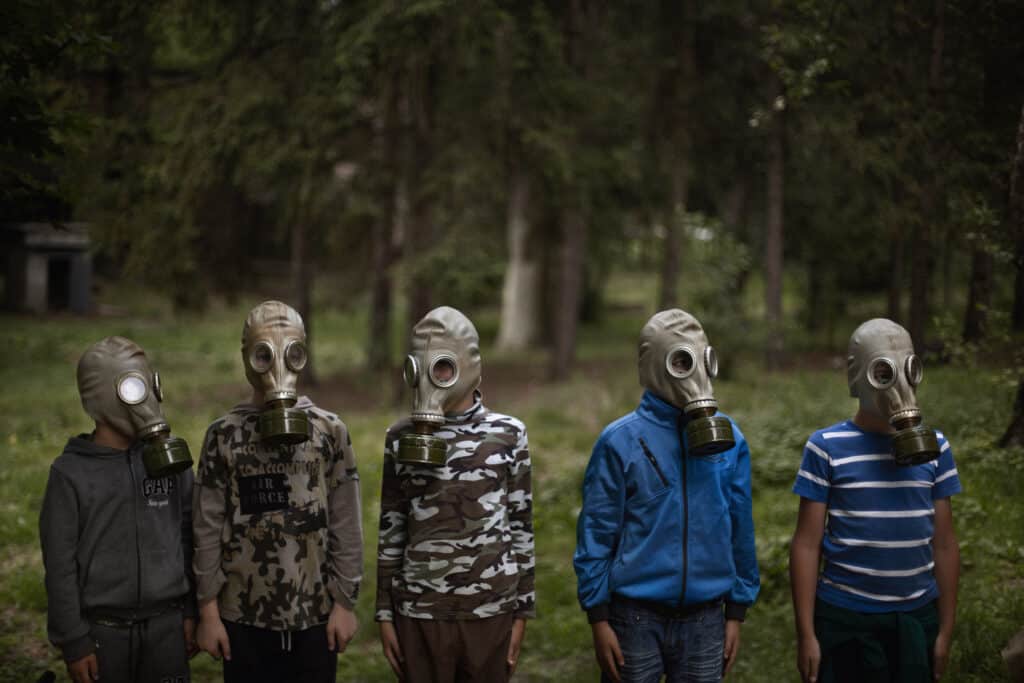 Kiev, Ukraine. July 16th 2018. A group of young Ukrainian boys are being taught how to put a gas mask on by OLEKSIV Zabolotny, trainer of LIDER CAMP, a Ukraine's hyper-nationalist military summer Camp, outskirts Kiev. © Diego Ibarra Sánchez