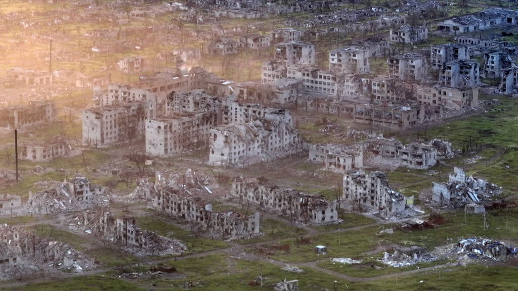 Drone view of ruined buildings and smoke from Russian shelling in the eastern Ukrainian town of Marinka, May 19, 2023. Marinka fell to Russian control in December 2023. © Finbarr O’Reilly for The New York Times