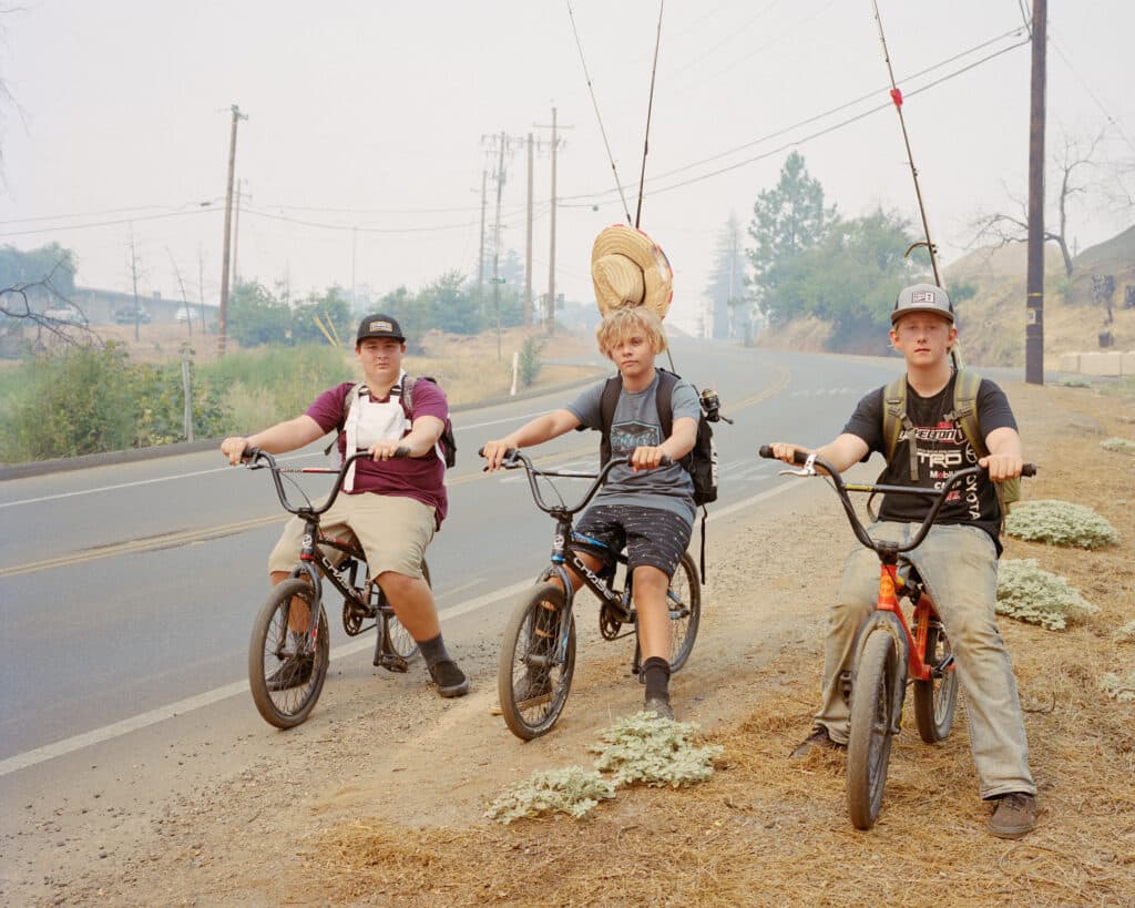 Pearson Road. Trois adolescents partent pêcher au matin, dans la fumée du Dixie Fire qui brûle depuis quelques jours non loin de Paradise. – juillet 2021. © Maxime Riché