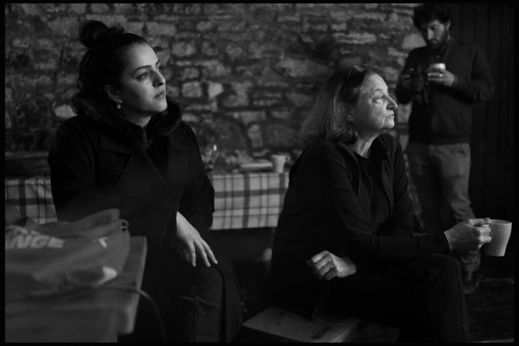 Newsha Tavakolian (left) with Susan Meiselas during a Magnum retreat. Llangattock, Wales. 2018. © Abbas / Magnum Photos