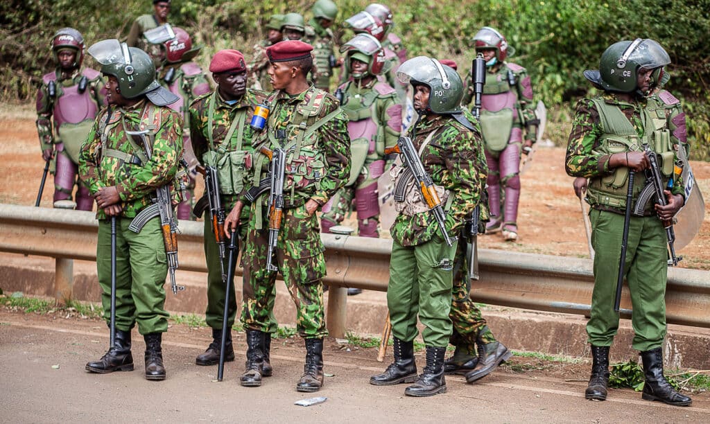 Kenya Police officer s wearing riot gear stand on the side of the road near Bomas in Nairobi on August 15, 2022 Kenyan waits for results of Kenyas general elections in Nairobi, Kenya. © Samson Otieno