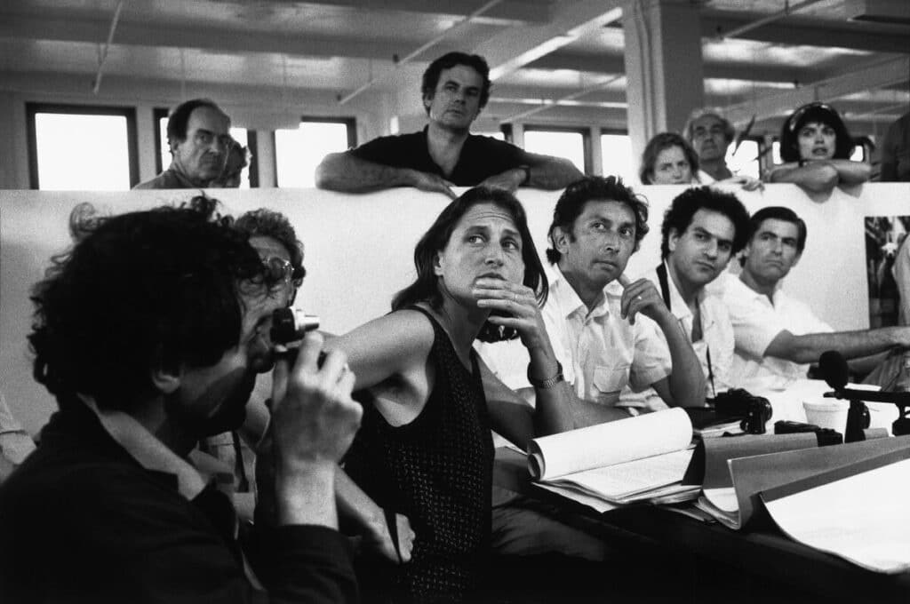 Magnum Photos annual meeting. Foreground: Jean Gaumy, Susan Meiselas, Chris Steele-Perkins, Patrick Zachmann, James Nachtwey. Background: Paul Fusco, Bruno Barbey, René Burri. New York City, USA. 1989. © Richard Kalvar / Magnum Photos