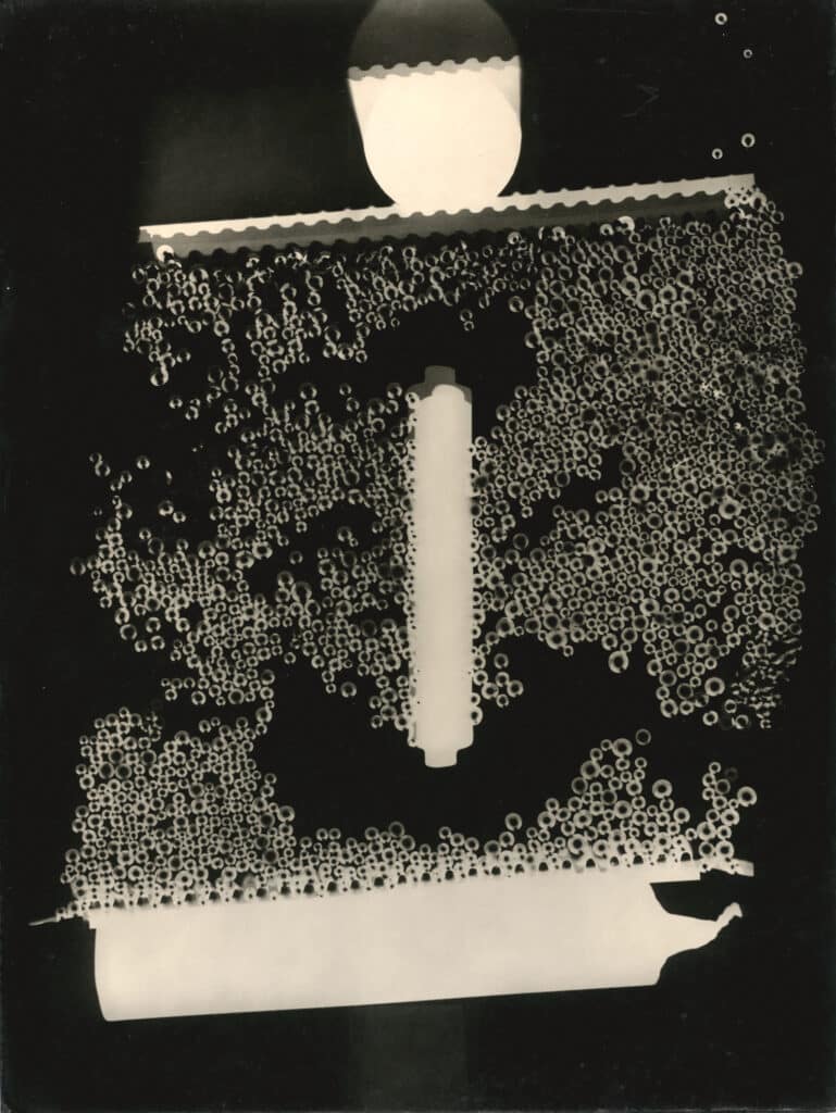 Man Ray - Rayographie, c. 1928 © ADAGP/ Man Ray Trust/Courtesy les Douches la Galerie