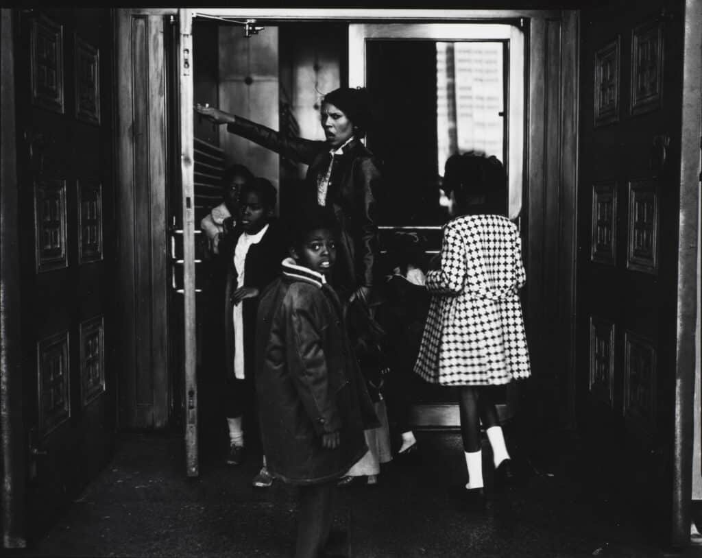 People of the North Portal (Doors), 1970-1971, Collection Musée national d’art moderne – Centre de création industrielle, Centre Pompidou, Paris © Barbara B. Crane Trust © Centre Pompidou, Joseph Bandere