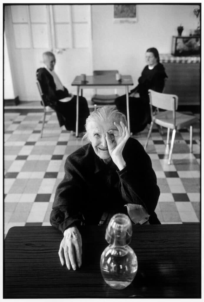 Hôpital Charles-Foix, Ivry-sur-Seine, 1975. Édifié sous le Second Empire sous le nom d’hospice des Incurables d’Ivry, l’hôpital est spécialisé en gériatrie © Martine Franck / Magnum Photos