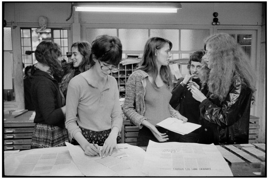 Bouclage du premier numéro du journal Le Torchon brûle, Paris, mai 1971. Le numéro zéro paru en décembre 1970 est encarté dans le premier numéro de L’Idiot Liberté, journal fondé par Jean-Edern Hallier © Martine Franck / Magnum Photos