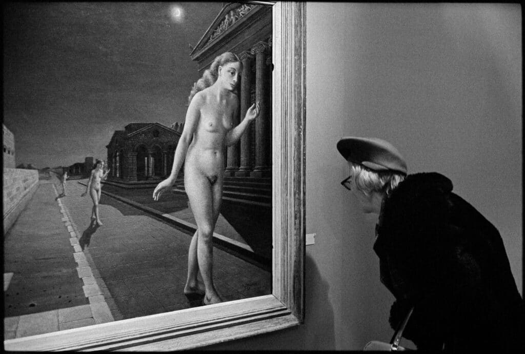 Grand Palais, Paris, 1972. Exposition «Les peintres de l’imaginaire : symbolistes et surréalistes belges», tableau de Paul Delvaux © Martine Franck / Magnum Photos