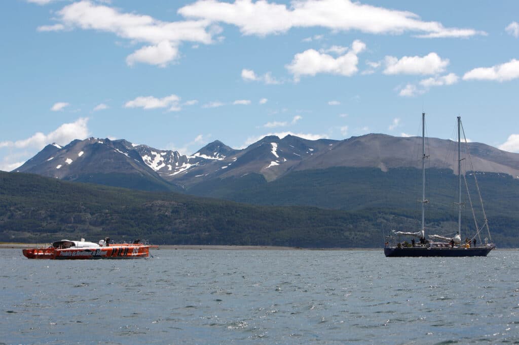 L'Imoca de Vincent Riou démâté, remorqué dans le canal Beagle jusqu'à Ushuaia, avec les skippers français Vincent Riou et Jean Le Cam à bord. © Jean-Marie Liot / Aléa