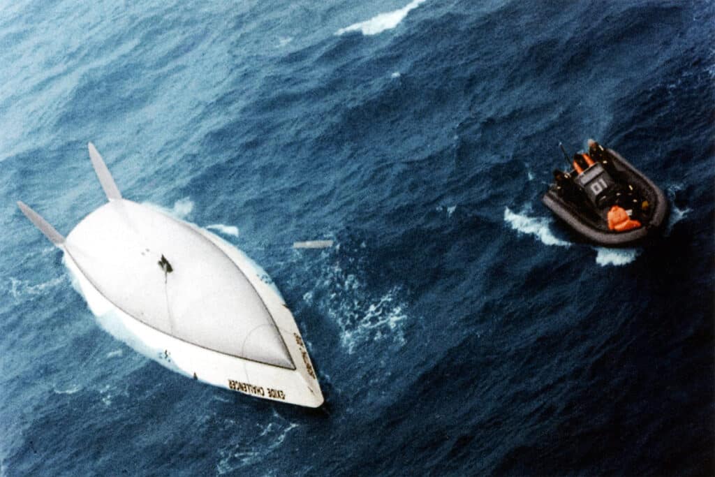 Sauvetage de la marine australienne après le chavirage du skipper Tony Bullimore, le 9 janvier 1997. © Photo Pandis / Alea