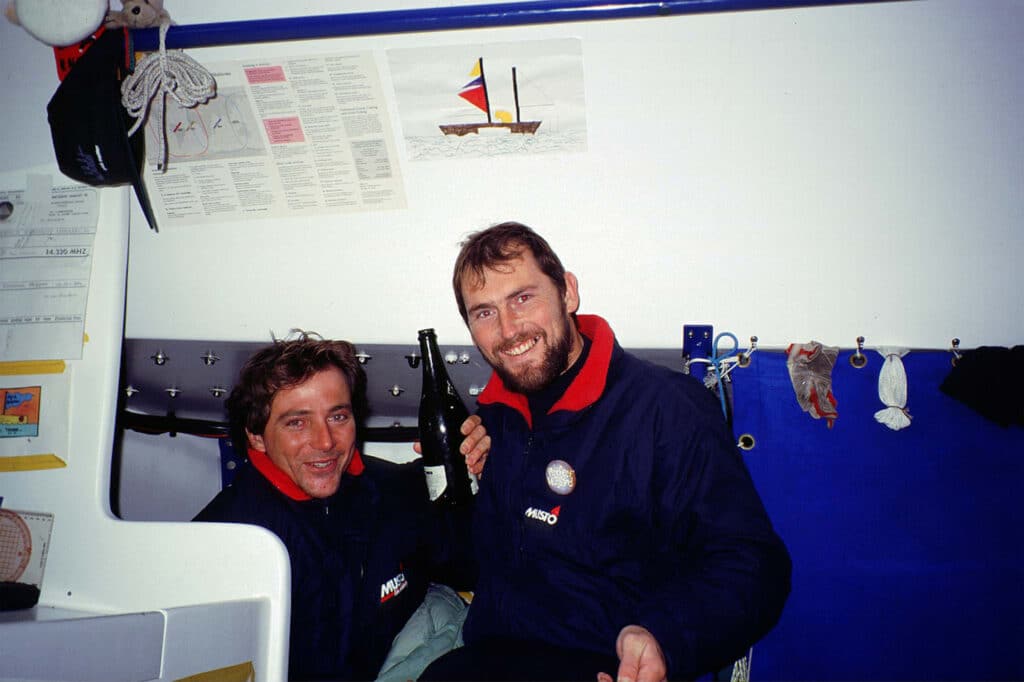 Dinelli et Goss célébrant au champagne le sauvetage réalisé avec succès. © Pete Goss / Aléa