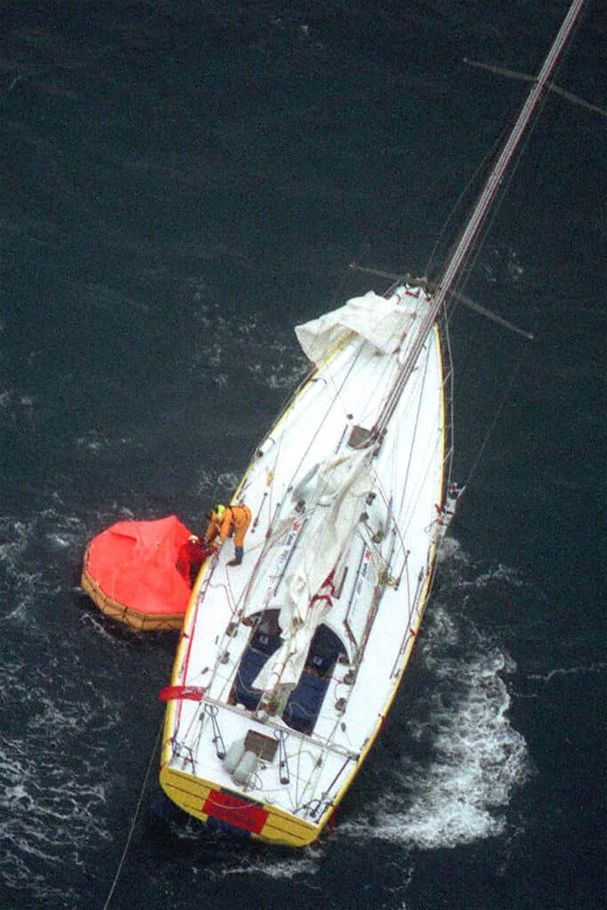 Raphael Dinelli, âgé alors de 28 ans, sort de son radeau de sauvetage, récupéré par l'Anglais Pete Goss dans les eaux glaciales de l'océan Austral à plus de 2 200 km au sud-ouest de Perth le 27 décembre 1996. La photo est prise d'un avion de sauvetage Orion de l'armée de l'air australienne.  © Archives photos Aléa