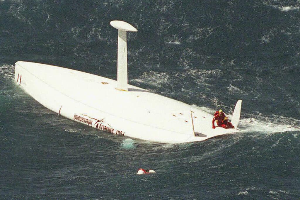 Photo datée du 06 janvier 1997 où le navigateur français Thierry Dubois attendant des secours sur la coque retournée de son monocoque "Pour Amnesty International" au large des côtes australiennes. © Photo West Australian / Aléa