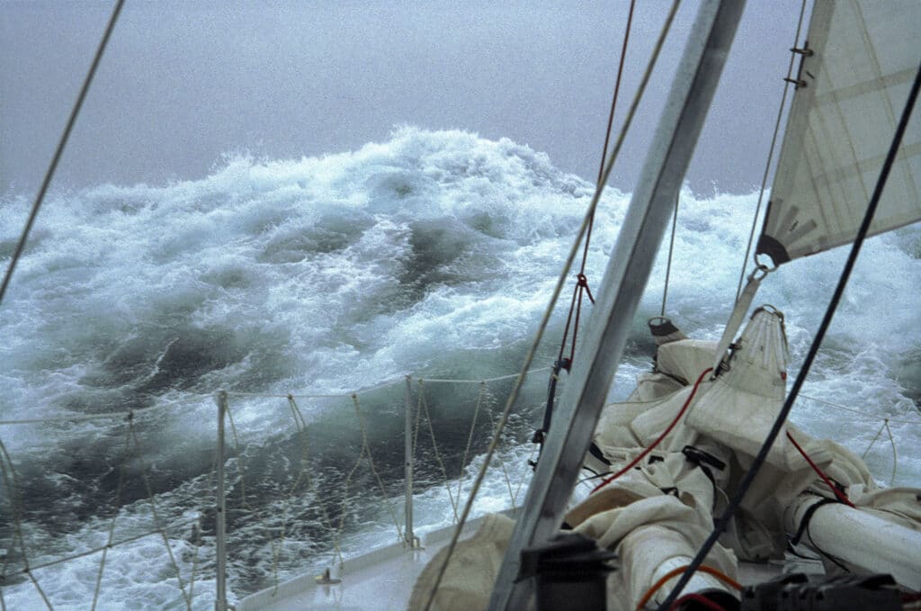 « La photo a été prise le jour de Noël au sud de l’Australie. Ce fut le début d’une énorme tempête et l’un des défis les plus difficiles de ma vie », témoigne Pete Goss. © Pete Goss / Aléa