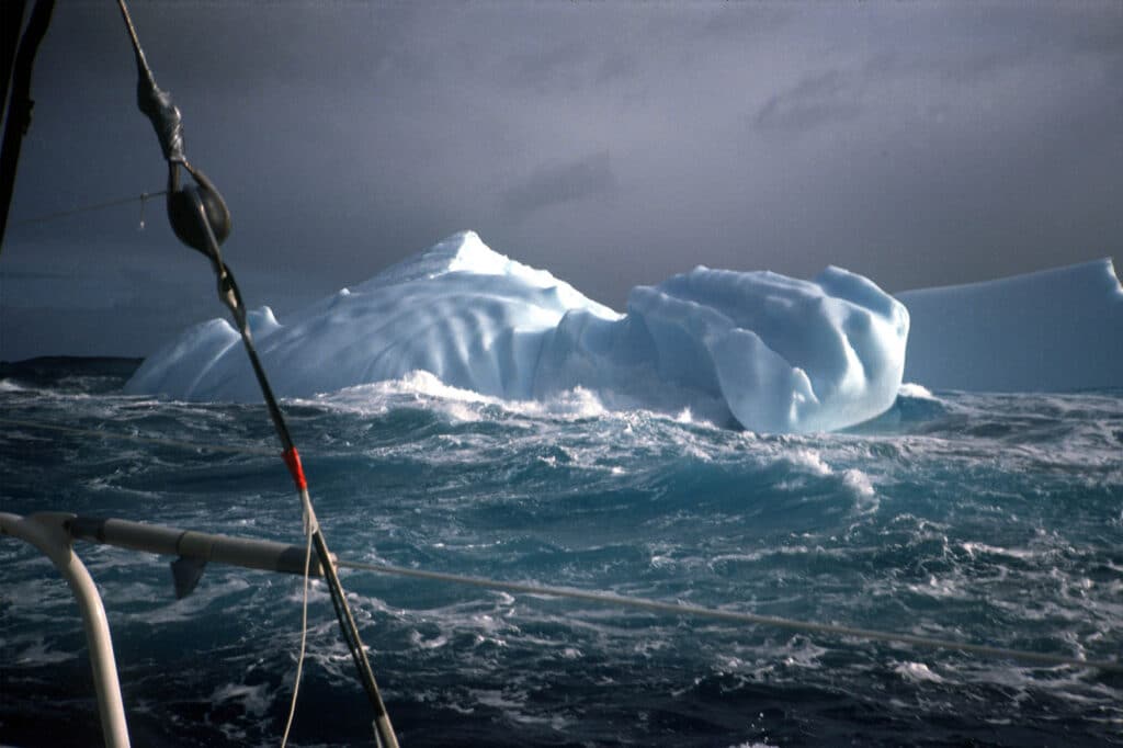 Le 3 février 1990, VDH photographie un autre iceberg sur sa route au large de l'Antarctique. © Photo de Jean-Luc Van den Heede/Alea