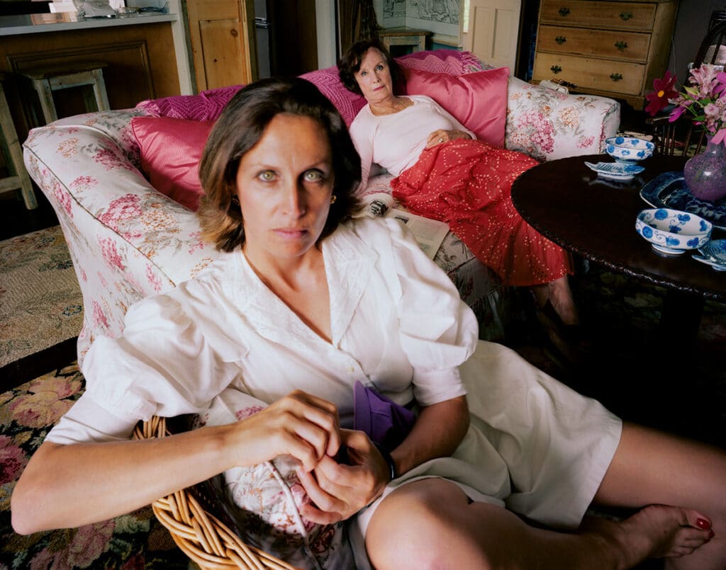 Jill and Mom [Jill et maman], 1983 © 2024, Tina Barney. Courtesy de l’artiste et Kasmin, New York