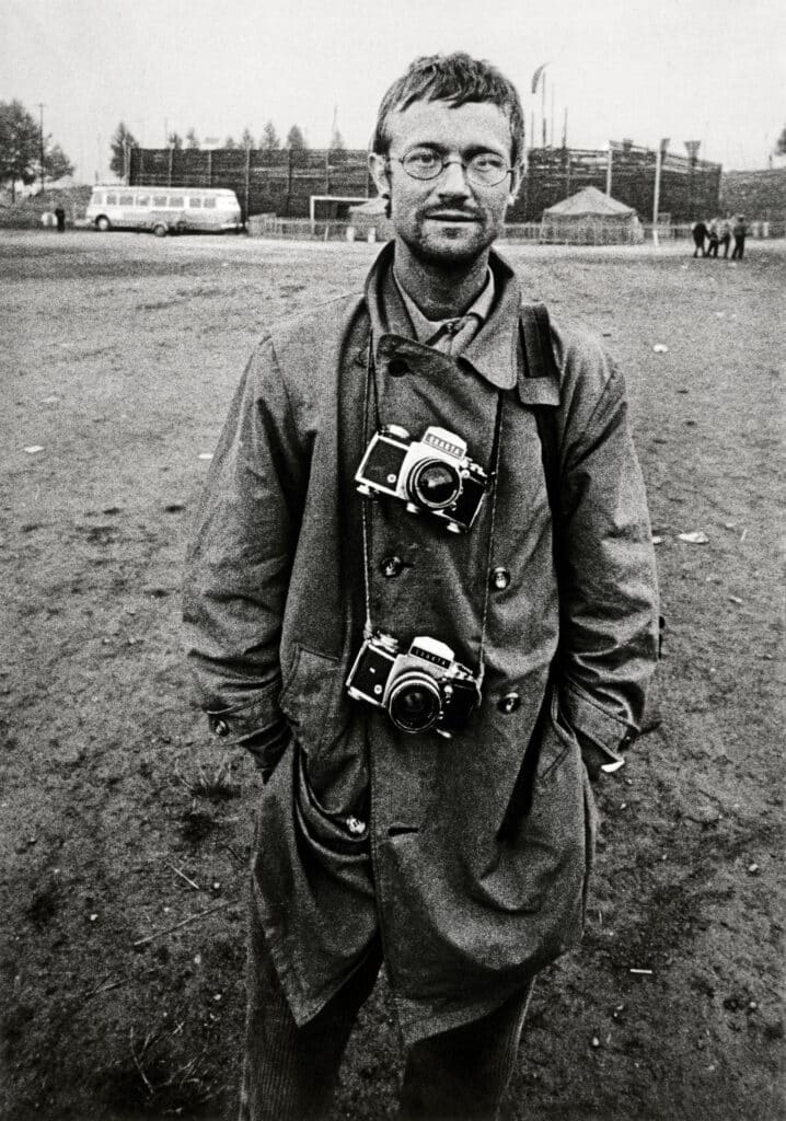 Josef Koudelka avec deux appareils Exakta, Slovaquie, 1968 ; image issue de Josef Koudelka Next (delpire & co, 2024). Photo © 2024 Bohumil Puskailer