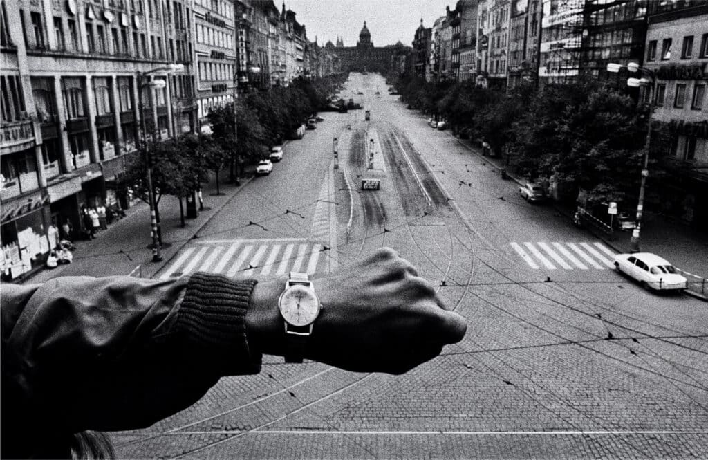 Josef Koudelka, Prague, août 1968 ; image issue de Josef Koudelka Next (delpire & co, 2024). © 2024 Josef Koudelka / Magnum Photos, courtesy Josef Koudelka Foundation