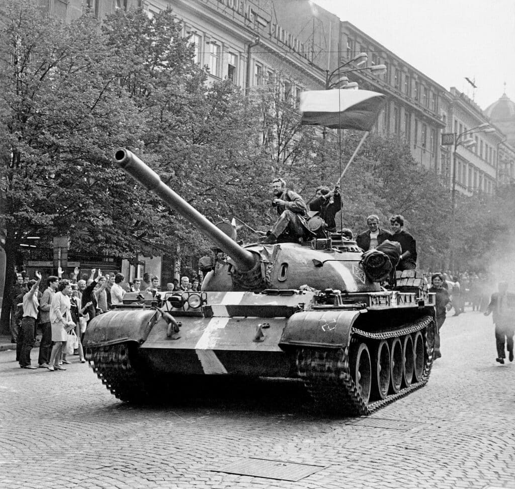 Josef Koudelka sur un char soviétique, Prague, août 1968. Photographe inconnu ; image issue de Josef Koudelka Next (delpire & co, 2024).