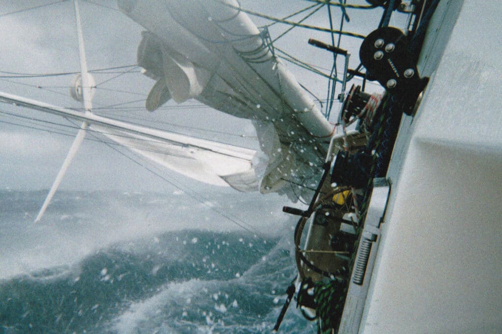 Le skipper hongrois Nandor Fa passera plusieurs heures à attendre que son bateau se redresse. © PHOTO: NANDOR FA / Alea