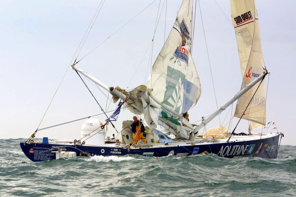 L'arrivée d'Yves Parlier et de son bateau sous gréement de fortune, aux Sables d'Olonne. © Jacques Vapillon ALea