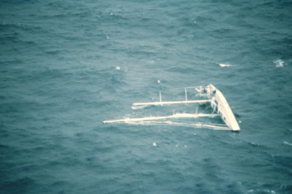 Une photo prise le 29 décembre 1989 montre le Fleury Michon chaviré de Philippe Poupon aperçu par l'avion de recherche à 1 400 milles marins du Cap, lors de la première édition de l'épuisante course autour du monde à la voile Vendée Globe. Philippe Poupon était bel et bien vivant et récupéré plus tard par un autre concurrent. © archives Rubi / Alea